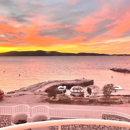 Luxury Seafront Villa, Sibenik Casa de hóspedes 4*