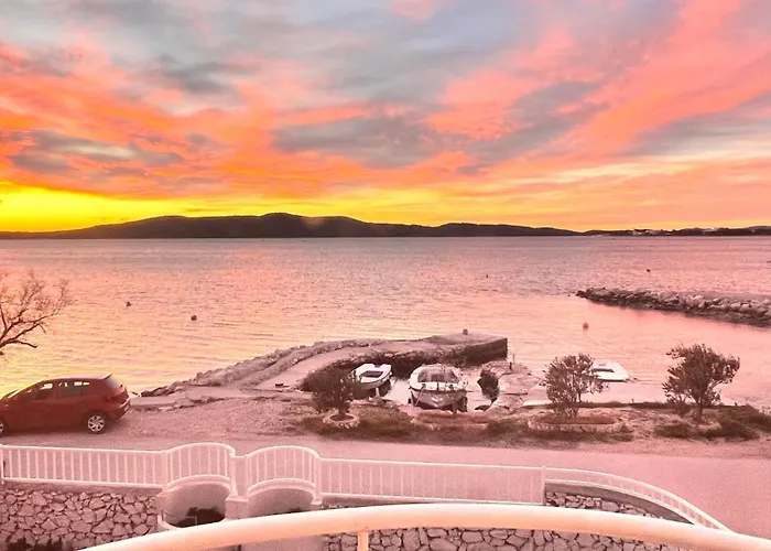 Luxury Seafront Villa, Sibenik Casa de hóspedes 4*