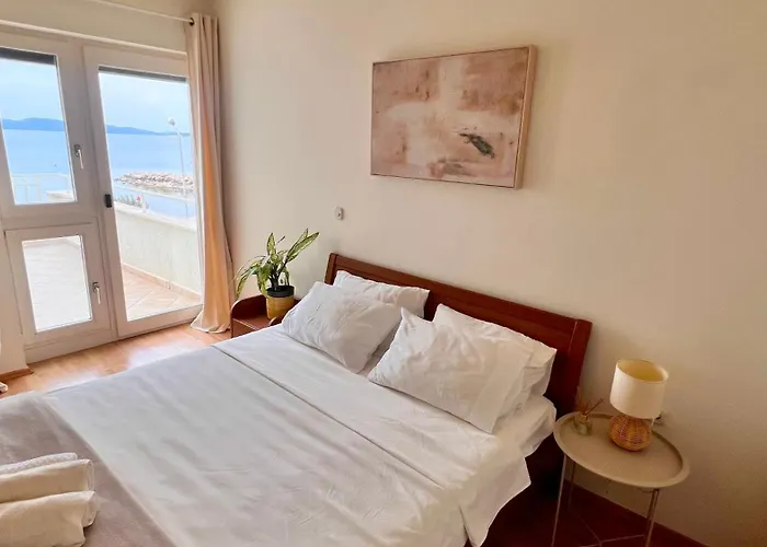 Luxury Seafront Villa, Sibenik Casa de hóspedes 4*