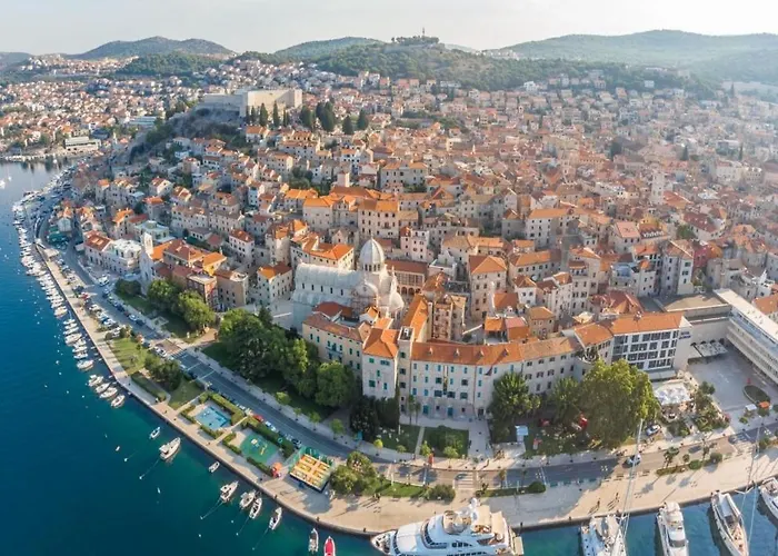 Luxury Seafront Villa, Sibenik Casa de hóspedes 4*