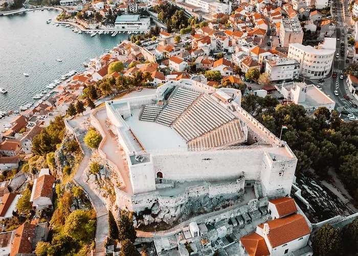 Luxury Seafront Villa, Sibenik Casa de hóspedes 4*